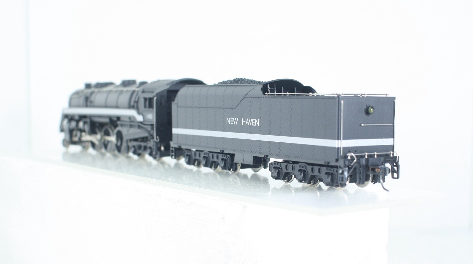 HO IHC Premier 23015 New Haven 4-6-4 Locomotive & Tender #1400