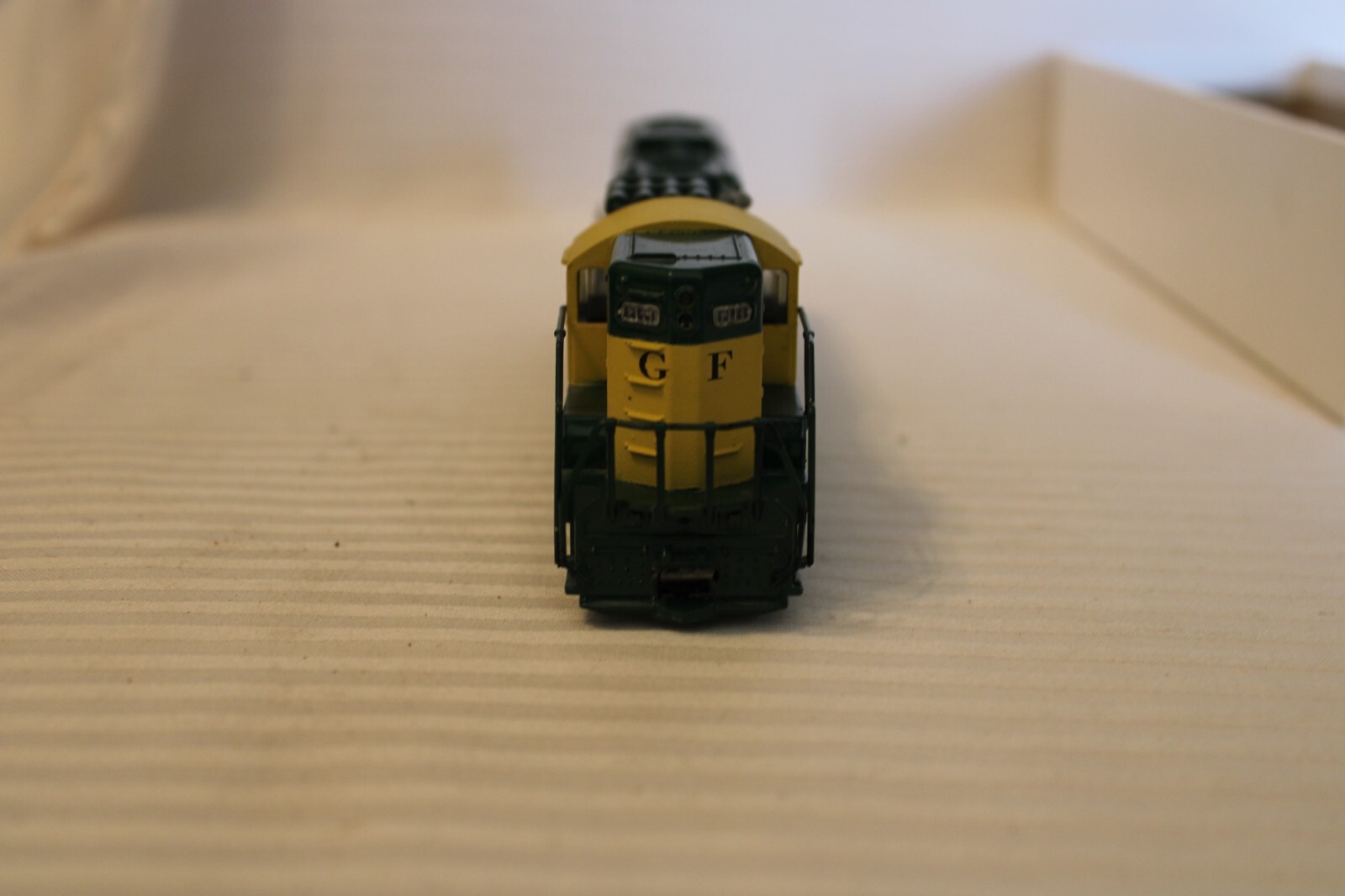 HO Scale Atlas, SD35 Diesel Locomotive, Golden Feather, Green & Yellow #713