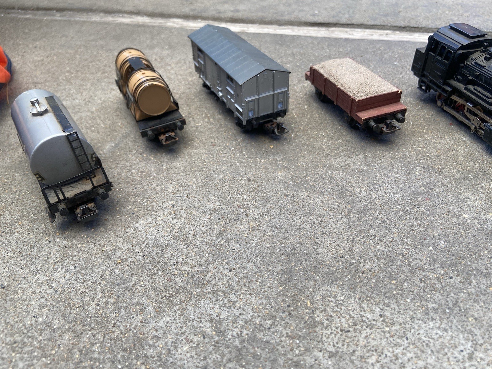 Märklin HO Set 3000 Engine with Cars, and Others – Untested