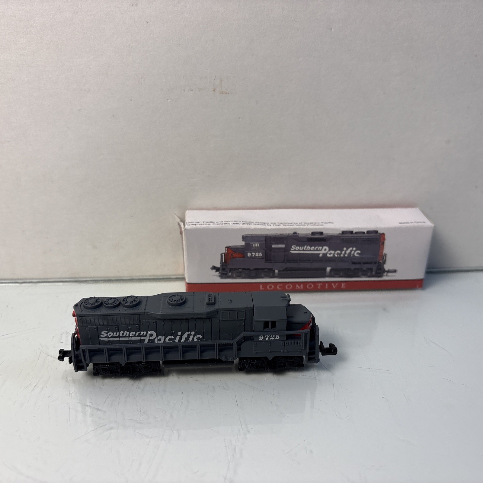 N Scale Southern Pacific 9725 Diesel Locomotive Caboose Box Railroad 3 Tracks