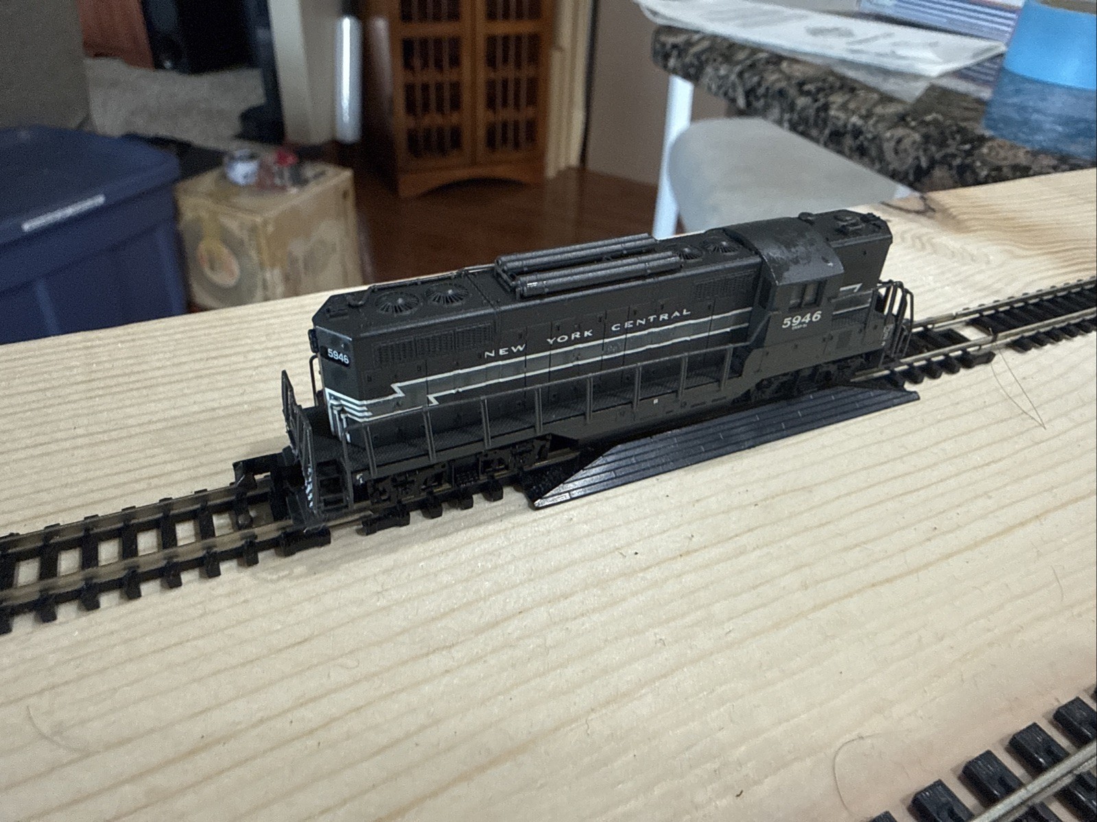 Atlas N Scale Locomotive #48413 GP-9 TT NYC New York Central #5946 NY