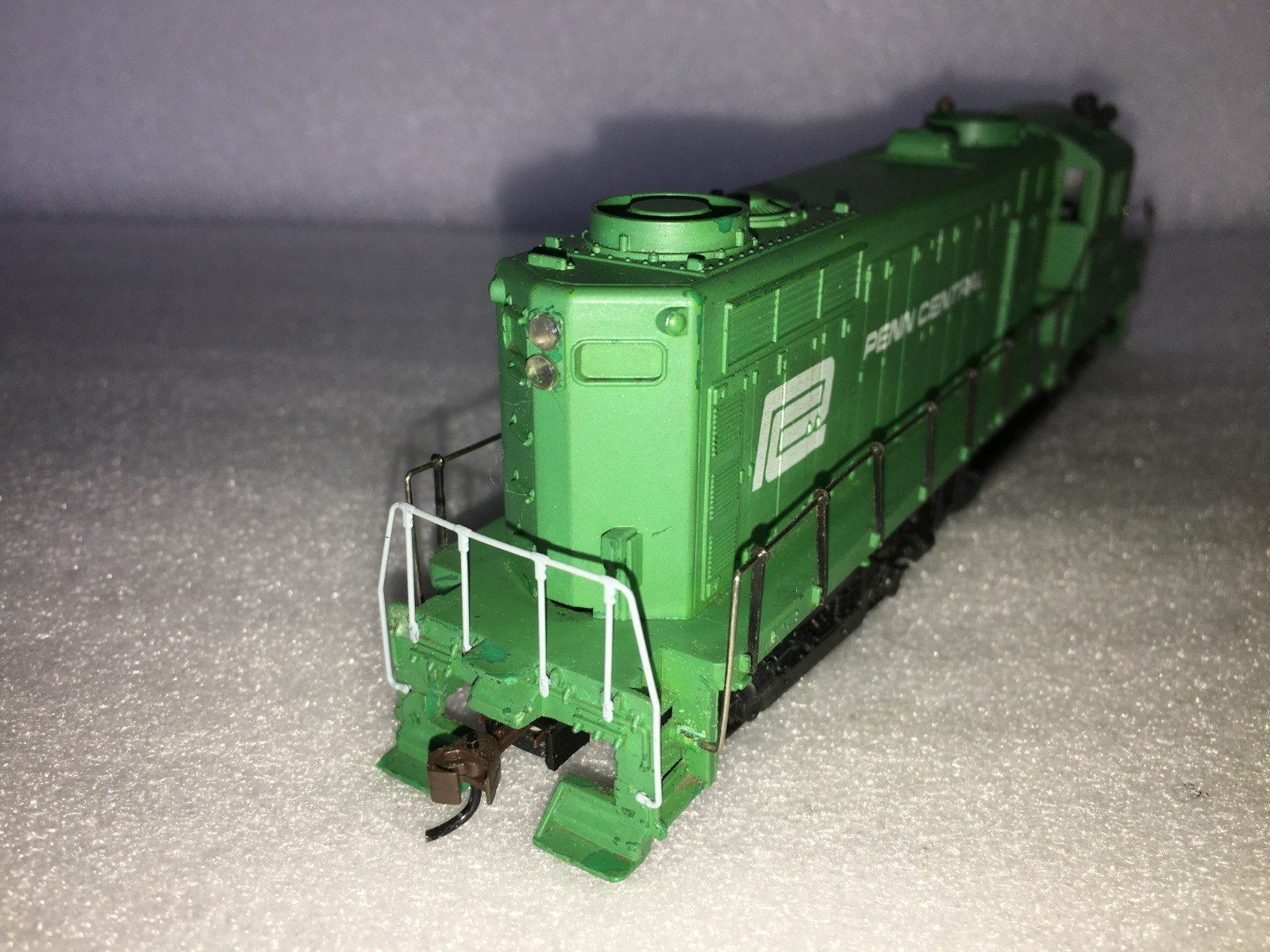 HO TYCO Penn Central GP20 shell with a Proto 2000 Chassis, Penn Central Caboose
