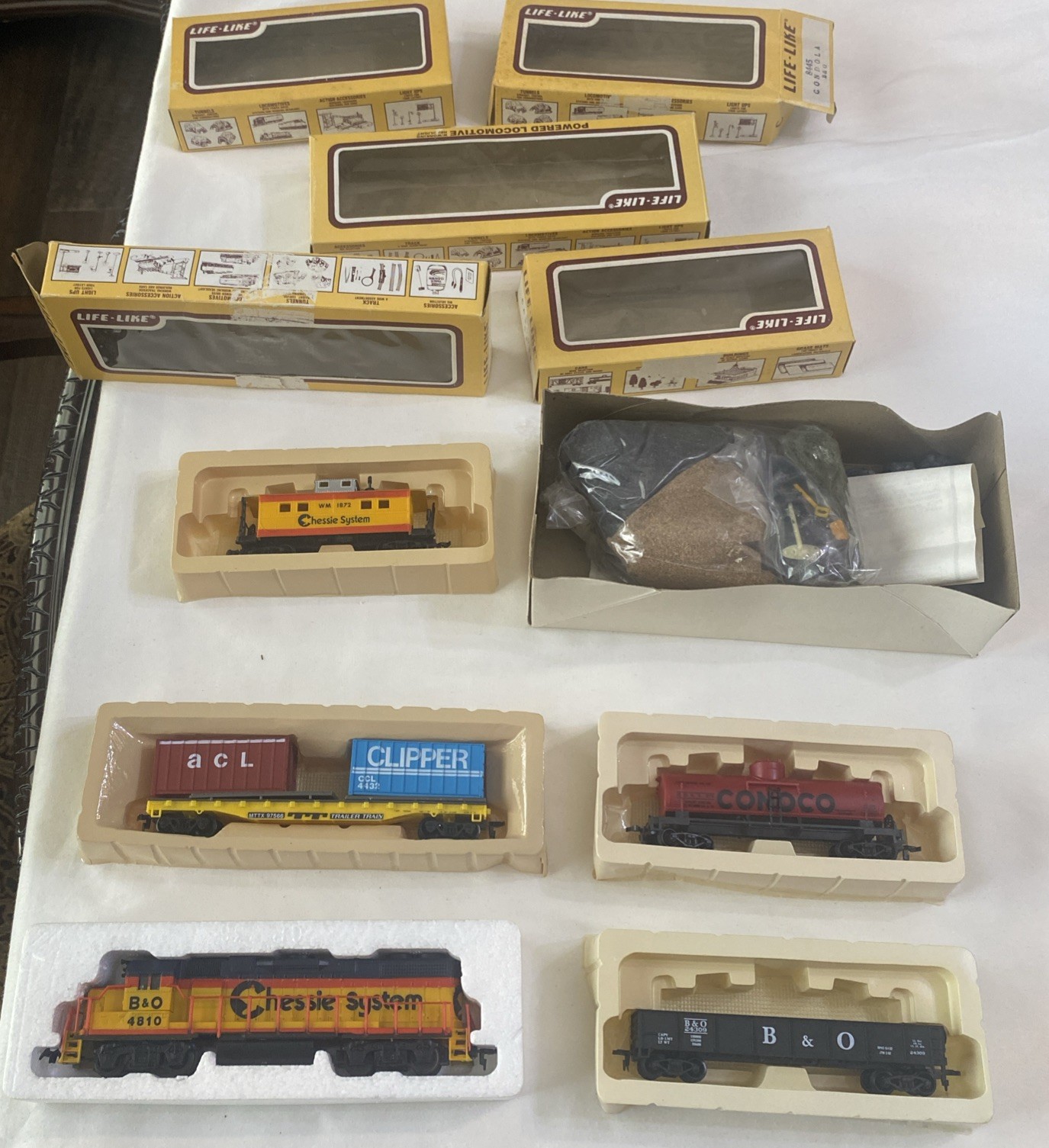 Vintage Life-Like Chessie System B&O 4810 Train Locomotive & 4 Cars in Boxes