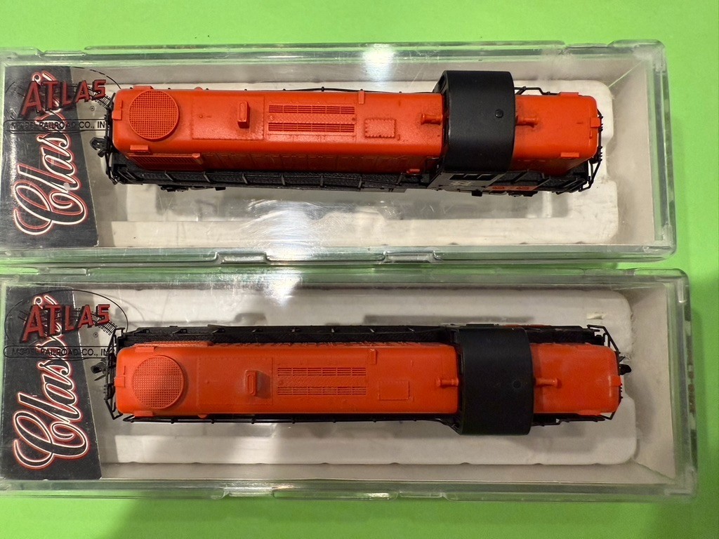 Atlas Classic N Scale #42031 RS-3 New Haven #528 diesel locomotive, lot of 2
