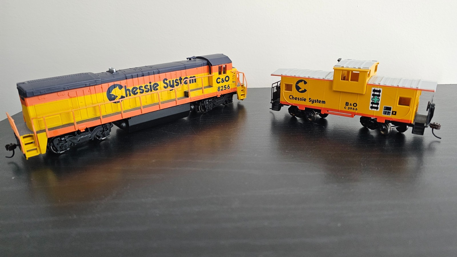 Bachmann EMD GP-18 Diesel HO Locomotive, C&O Chessie System #8256 & Caboose Set