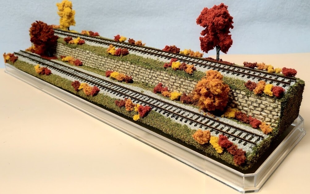N SCALE 16″ 2-LEVEL TRACK -FALL SCENE-DISPLAY CASE -FOR ANY N TRAIN