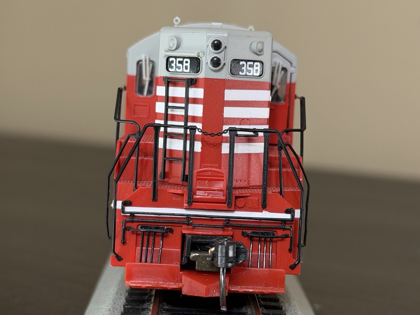 Life-Like Proto 2000 – CB&Q SD9 #358 1950s “Chinese Red” livery DC HO Scale