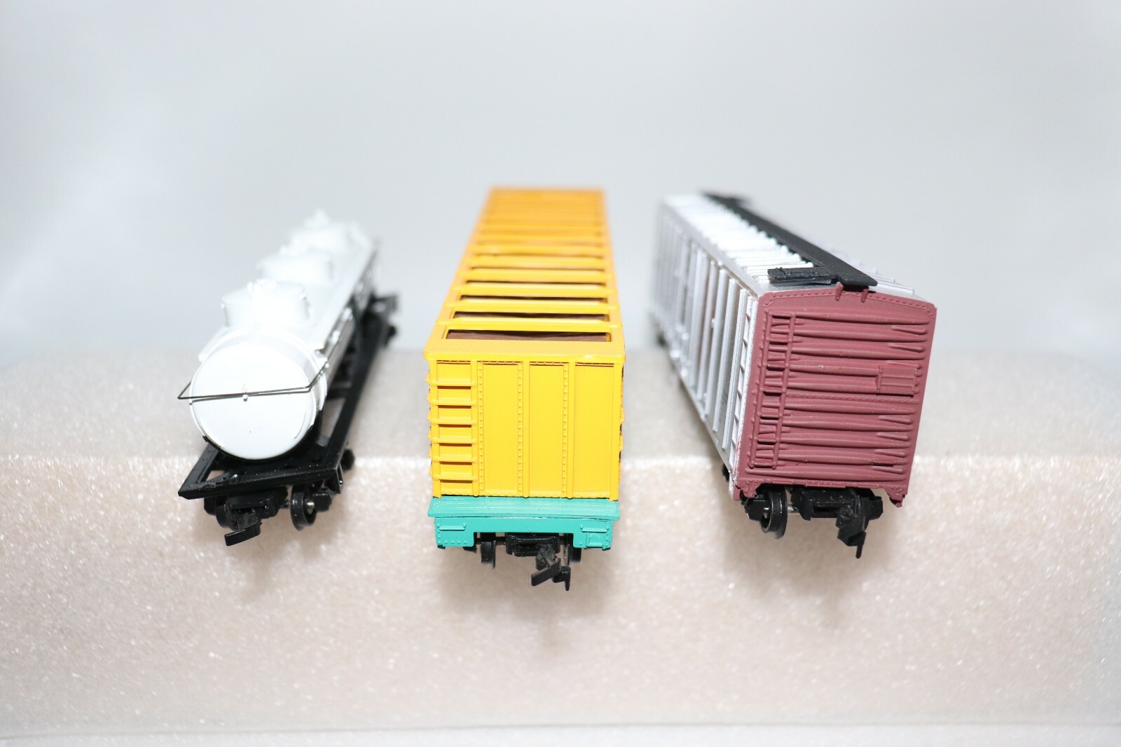Bachmann HO 51 FT. Reefer #1125 Pulpwood Car #1290 w/ 3 Dome Car Tank Item #0938