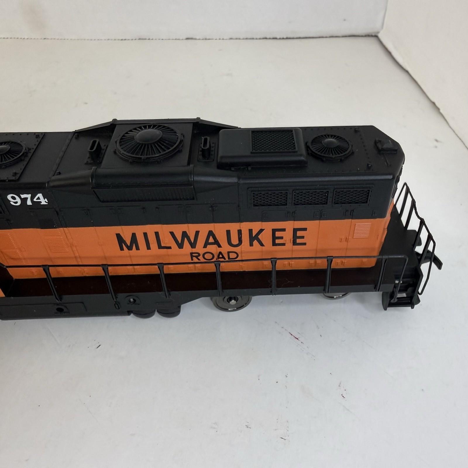 1996 HO Scale Walthers Train line GP9M Milwaukee Road locomotive 974 freight car