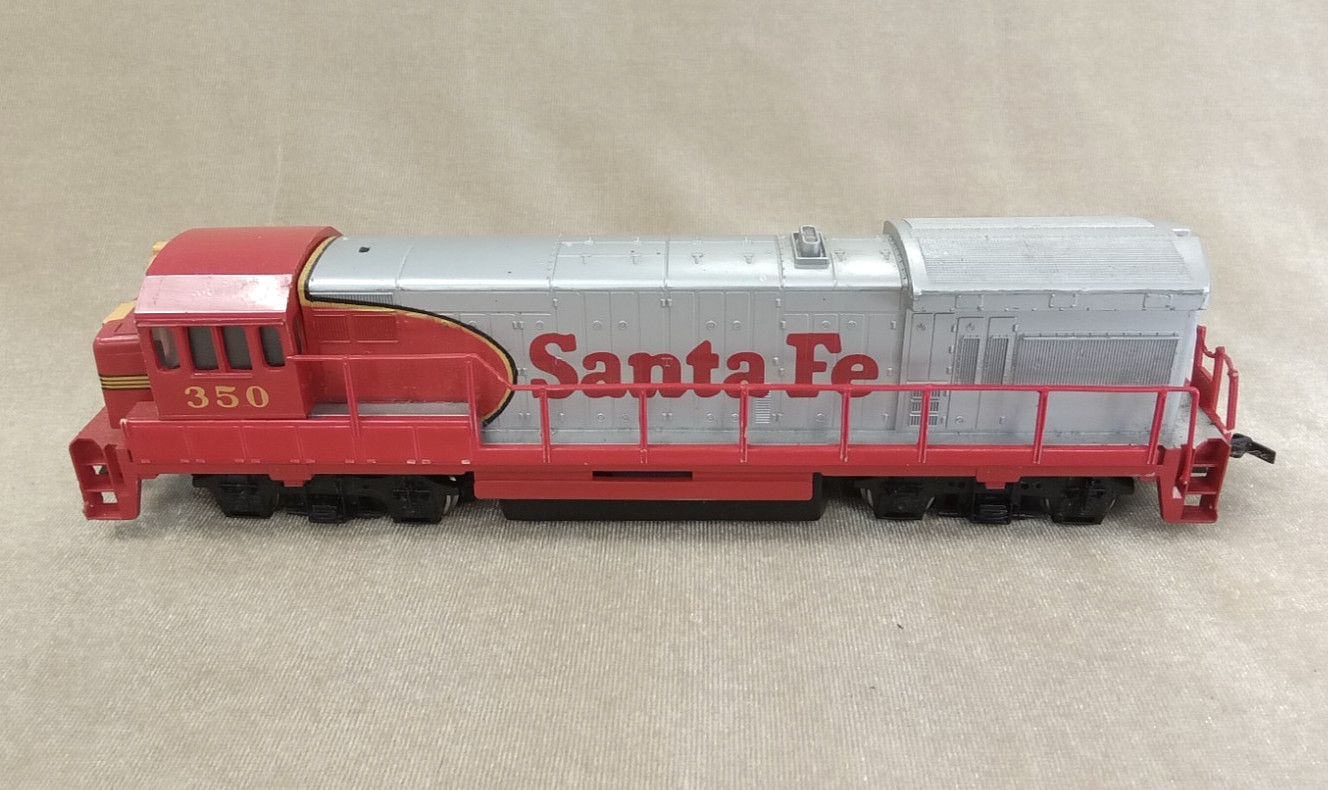 HO Gauge Bachman Santa Fe #350 Diesel Locomotive and Caboose Set * XXMR412E