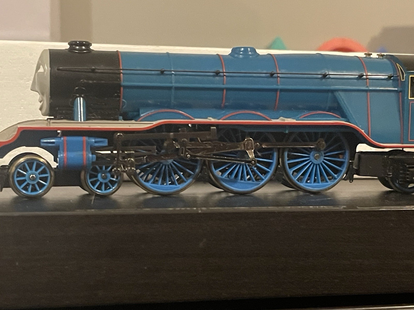 Hornby Thomas & Friends Gordon No. 4 OO Steam Locomotive w/ Tender R.3091