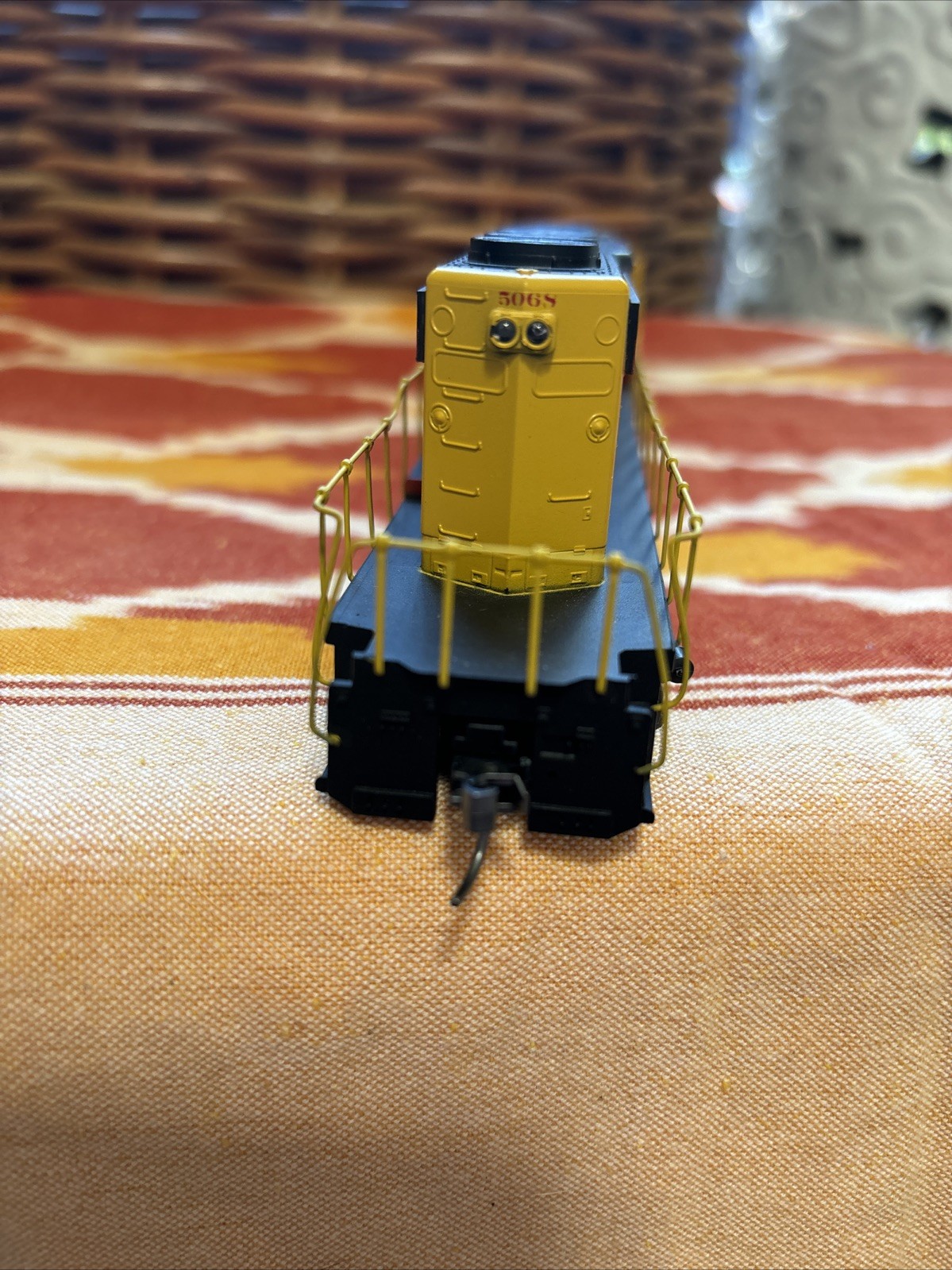 Santa Fe 5140 Red & Yellow, HO Used Locomotive