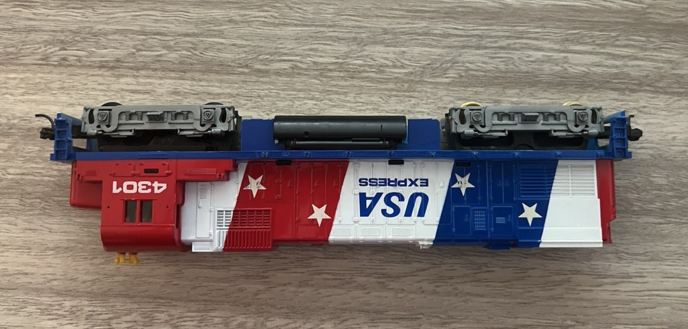 Tyco HO Scale USA Express Diesel Locomotive 4301 Red White & Blue Pre-owned RUNS