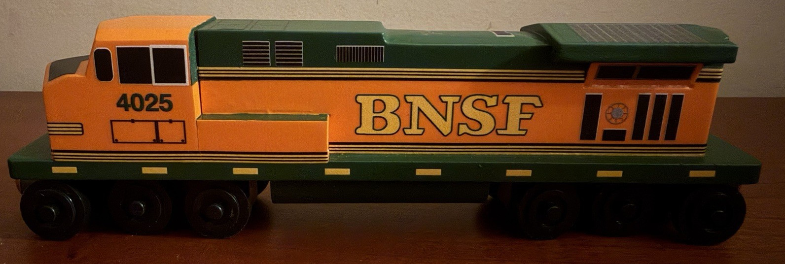 Whittle Shortline Railroad Wooden BNSF C44 4025 Locomotive NEW
