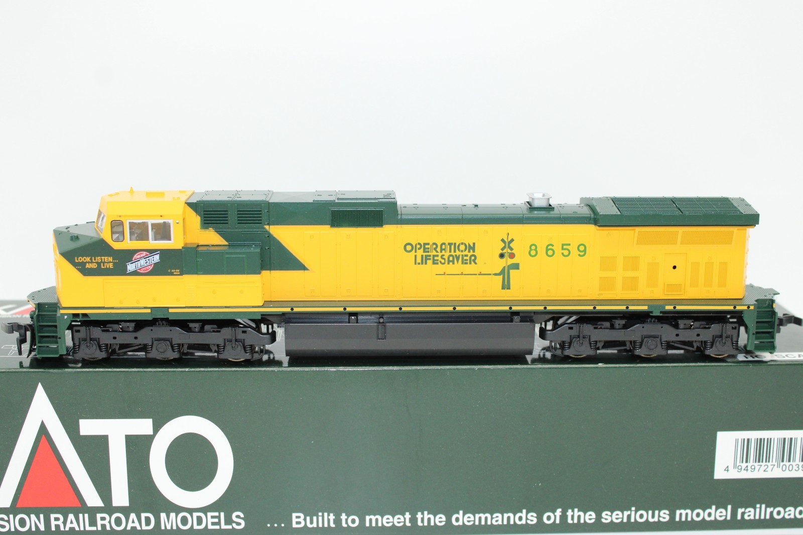 Kato HO C&NW Chicago Northwestern Dash 9 GE C44-9W Diesel Locomotive DCC Ready