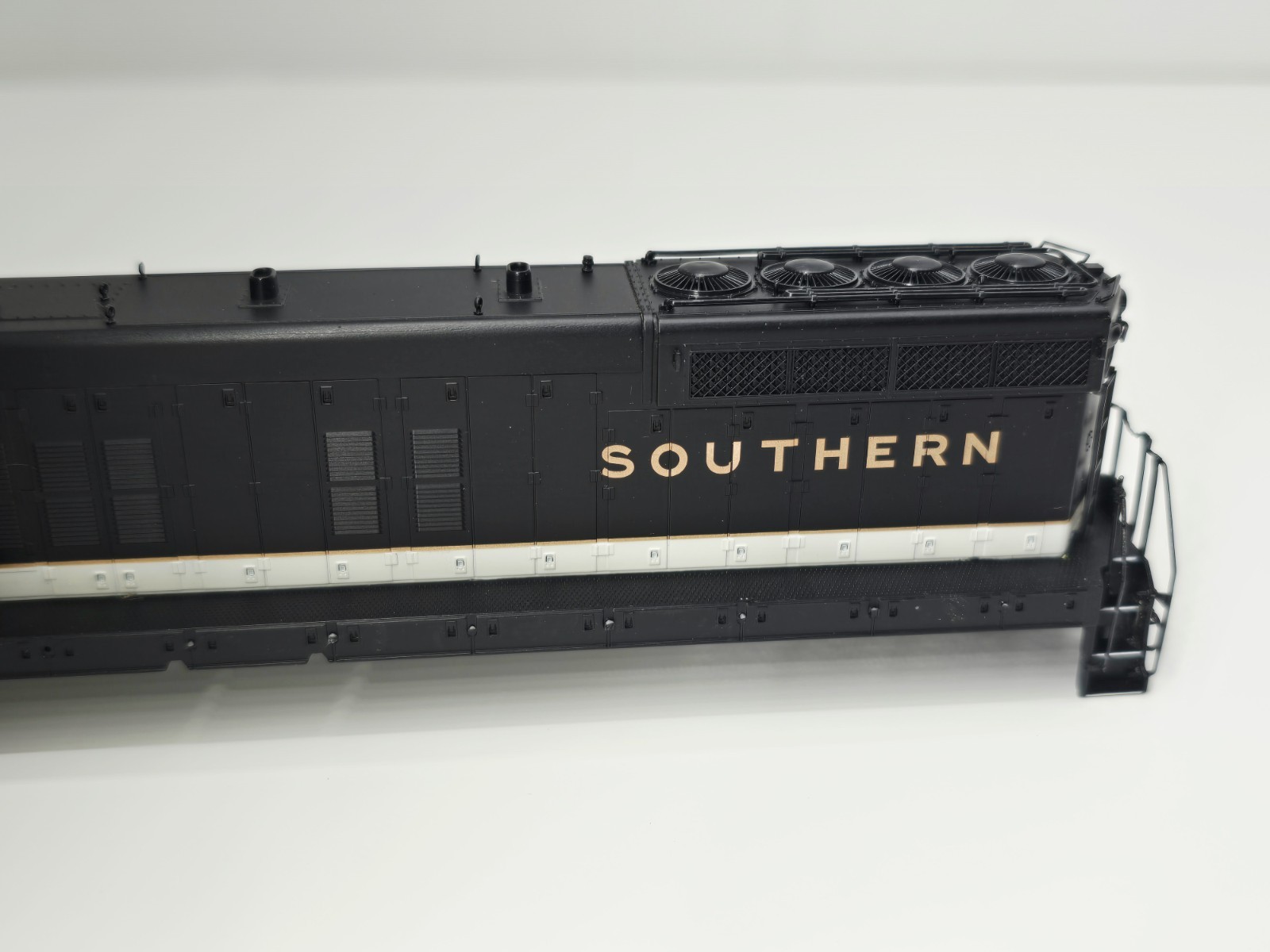 Proto 2000 – HO – SD9 Southern Locomotive #202 – Shell Only