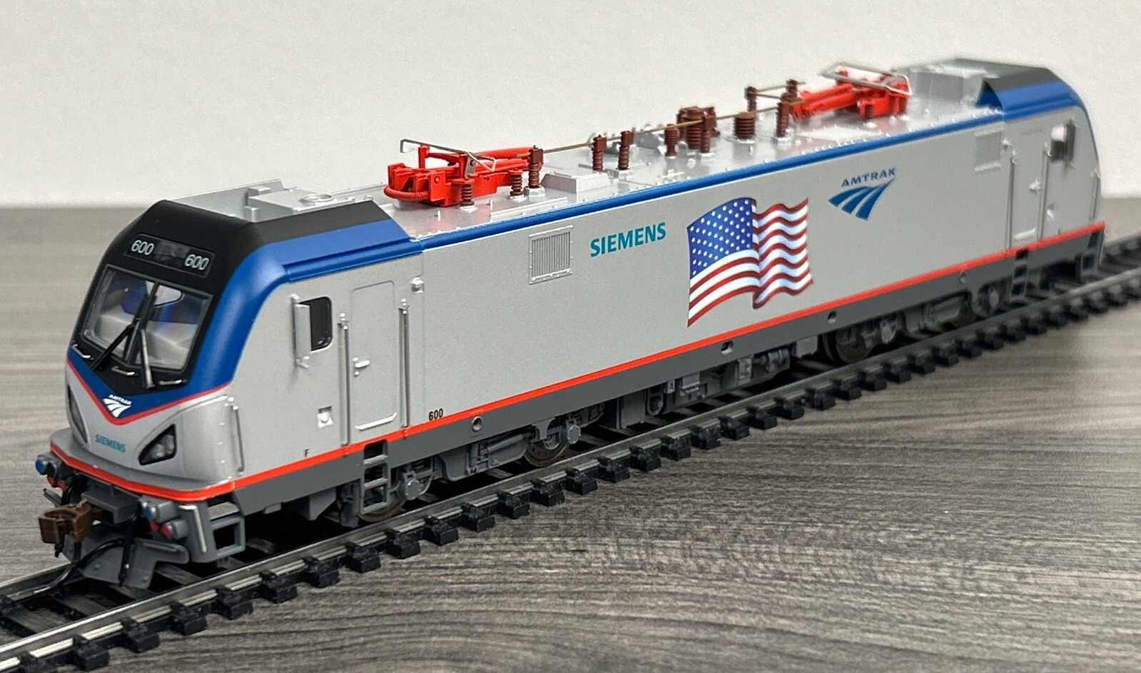 Bachmann HO #67404 ACS-64 Electric Locomotive Amtrak Flag Demo DCC & Sound LNIB