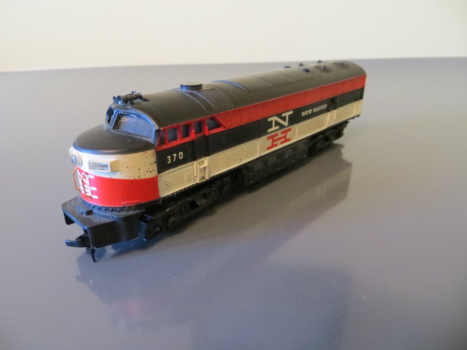 HO AHM Tempo Vintage Lighted New Haven #370 Diesel Locomotive–A329