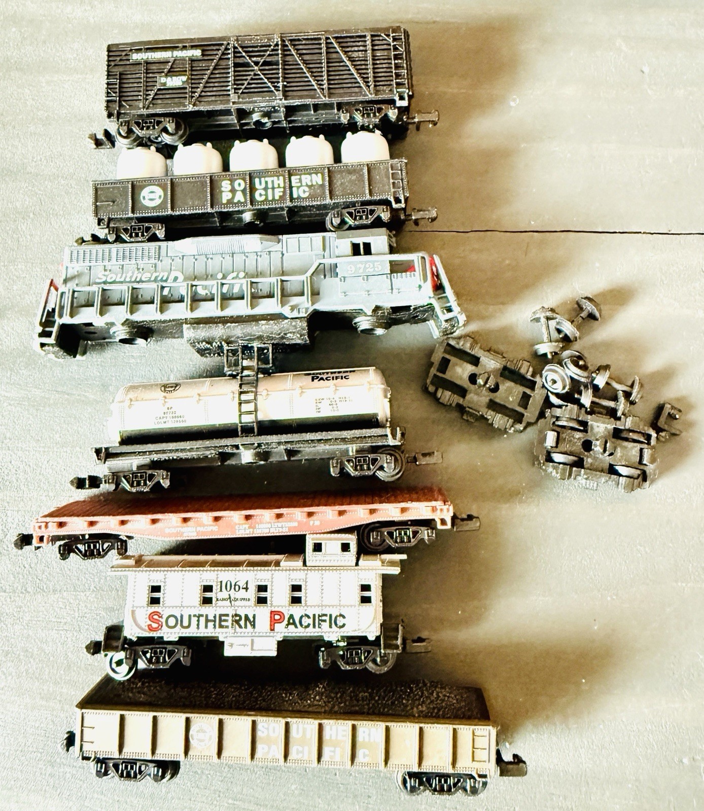 SOUTHERN PACIFIC LOCOMOTIVE ENGINES Cars Lot High Speed Toy Train & Parts