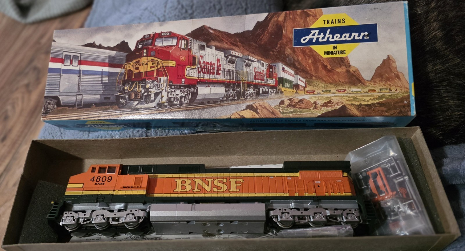 Athearn BNSF C44-9W HO 1:87 Analog DC Diesel Locomotive Two-Rail MPN 4943