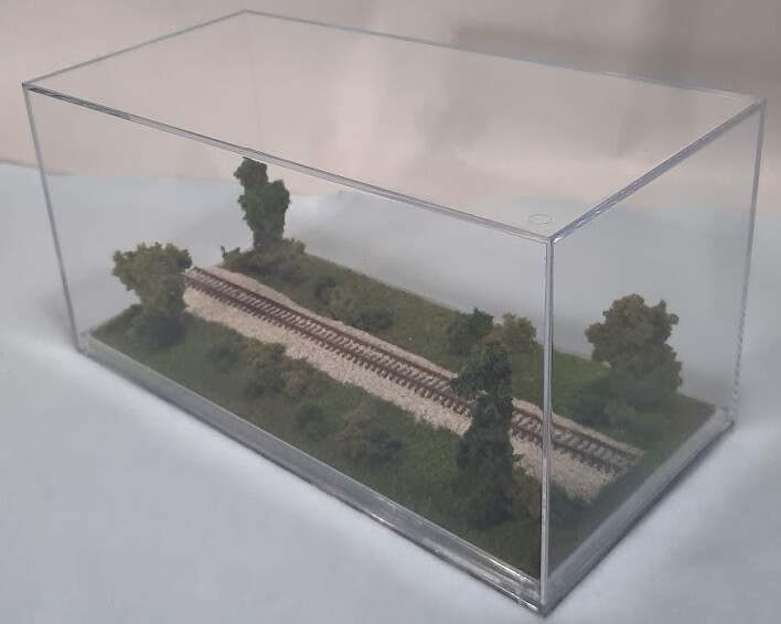 Z SCALE – SINGLE TRACK 8″ – DISPLAY CASE – “SUMMER SCENE” FOR ANY Z TRAIN