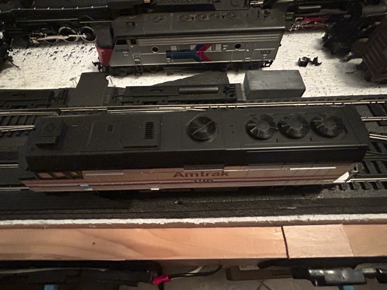 HO scale KATO EMD F40PH w’ Ditchlights Amtrak Phase III #396 + Maintenance Cars