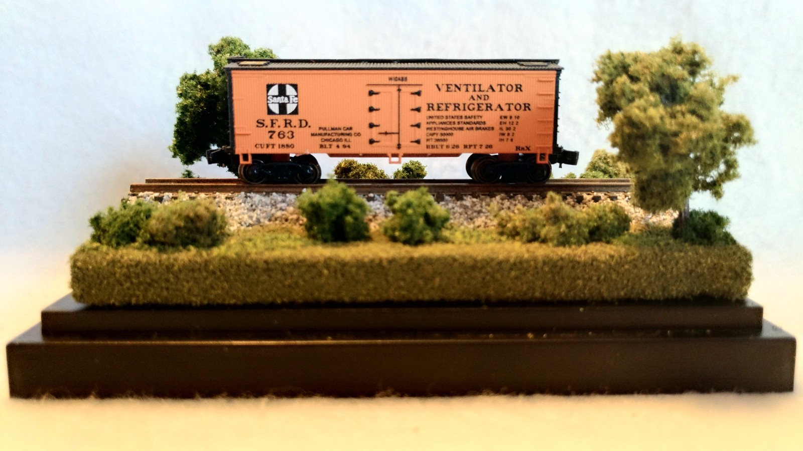 Z SCALE MINI DISPLAY CASE – GREAT FOR ANY Z SCALE LOCO OR CAR