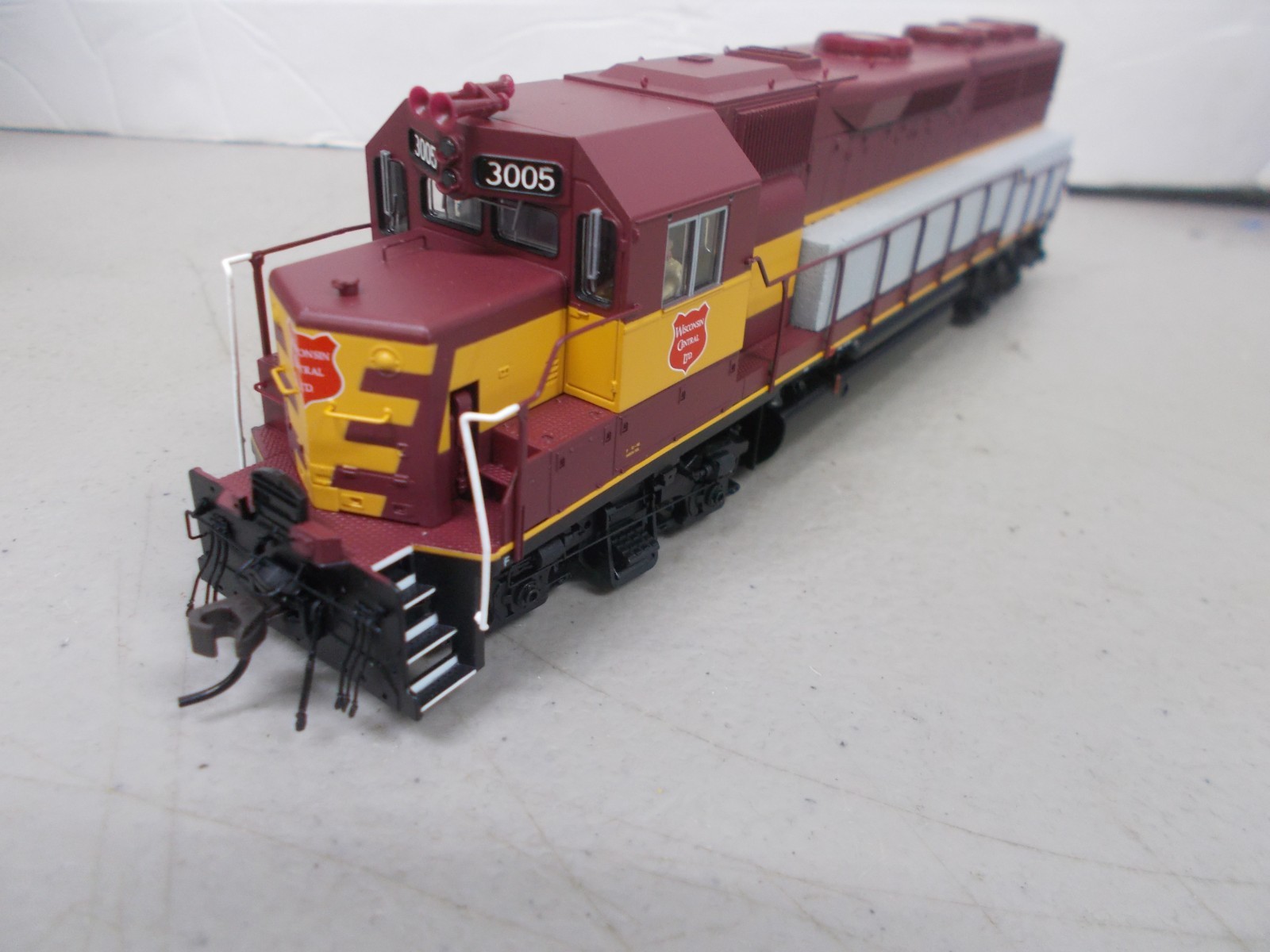 ATLAS MASTER # 9722~WISCONSIN CENTRAL GP-40 LOCOMOTIVE # 3005 WITH DCC~HO SCALE