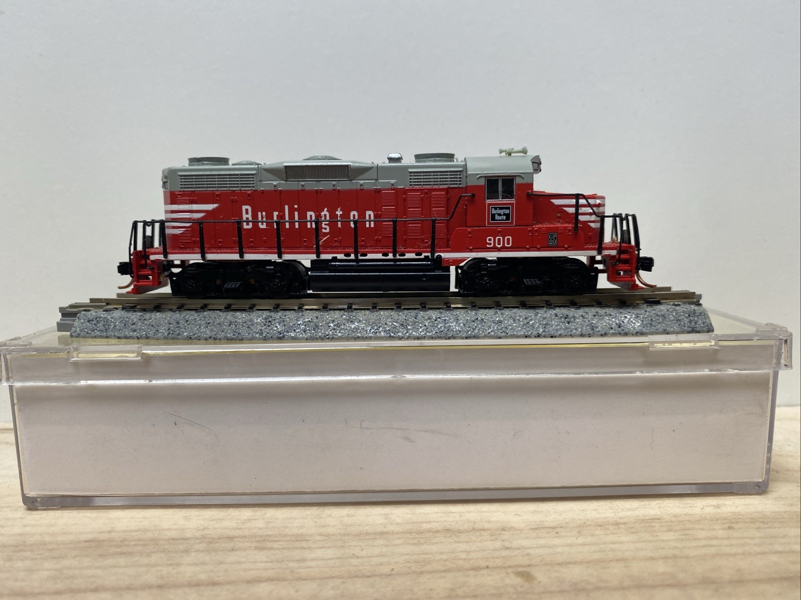 Read Life-Like N Scale Burlington Route GP20 Low Nose 900 Red CB&Q Not Orig Box