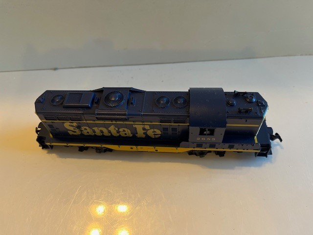 ATHEARN – HO Gauge – ATSF – GP-9 Powered Diesel Engine & Dummy #2685 -Nice Pair!