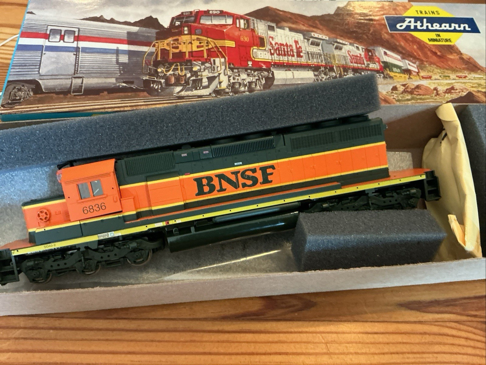Athearn Sd40-2 Powered BNSF Locomotive #6915 NOS