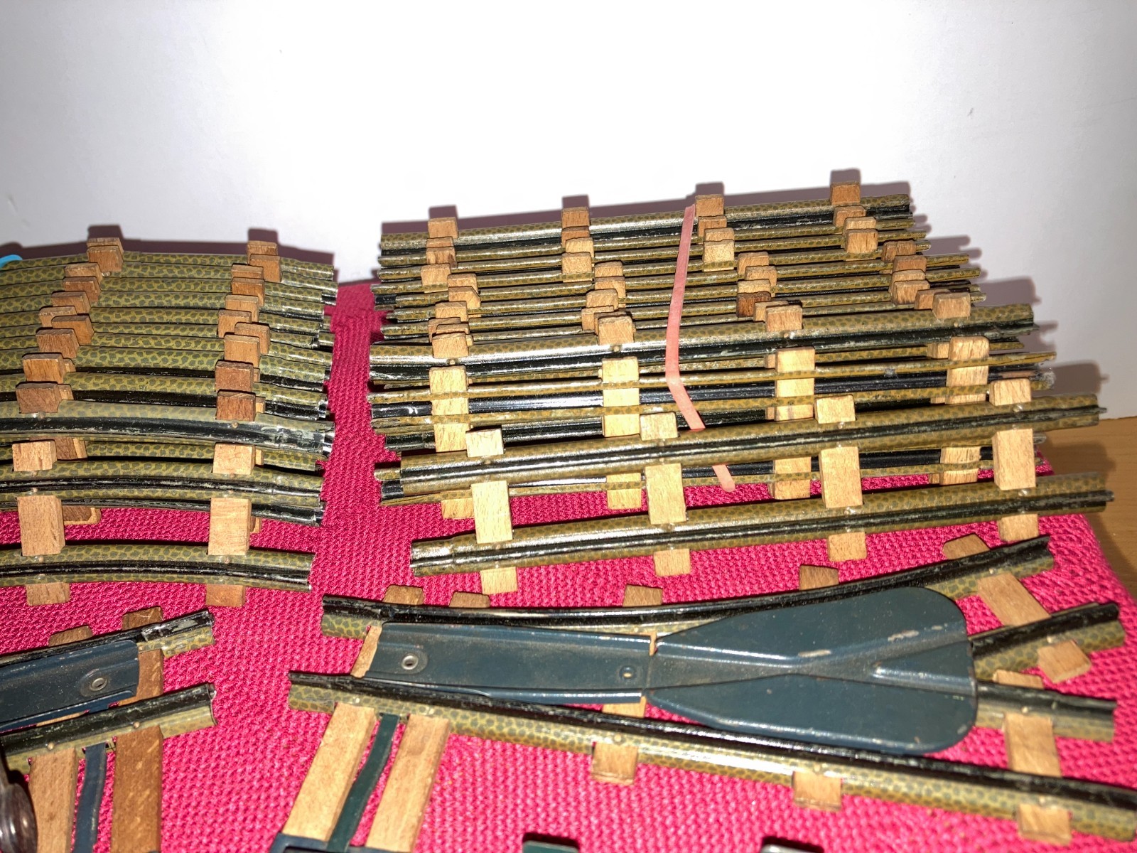 Biller Bahn “O” Clockwork 013, Shed, 5 Dump Cars, (3-7) 28 Pcs Track + Runs