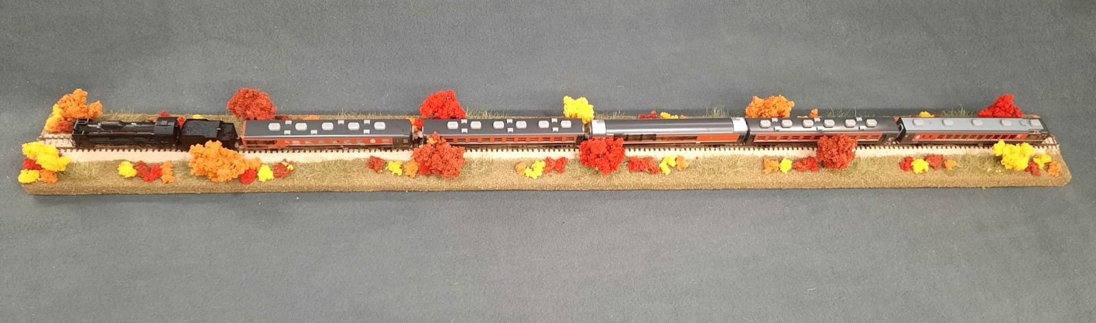 N SCALE 36″ -“FALL FOLIAGE SCENE” DISPLAY DIORAMA – FOR ANY N SCALE TRAINS