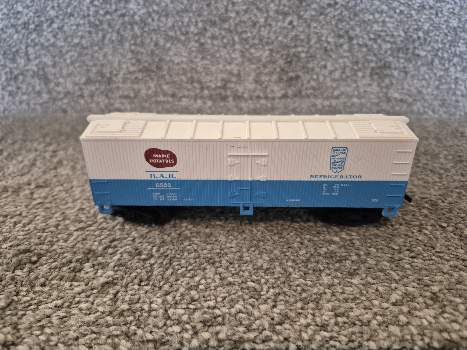 Mix Set of Atlas HO Model Railroad Engine and cars
