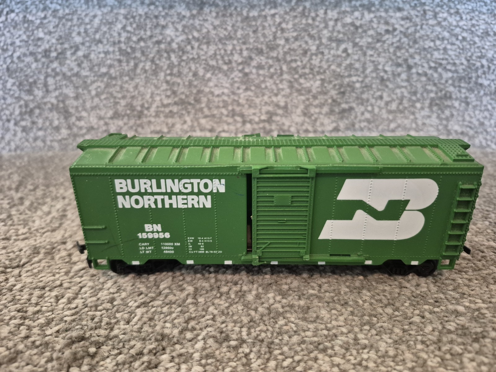Mix Set of Atlas HO Model Railroad Engine and cars
