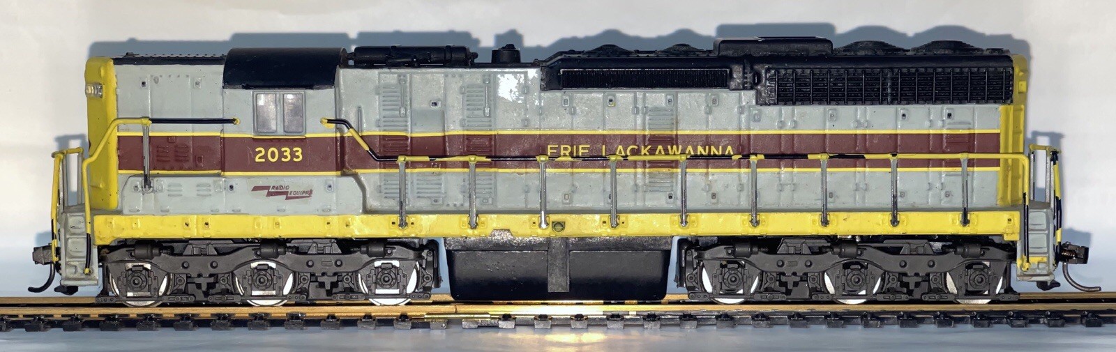 HO Scale ATLAS SD 24 Locomotive Erie Lackawanna #2033 RUNS / TRAVELS GREAT