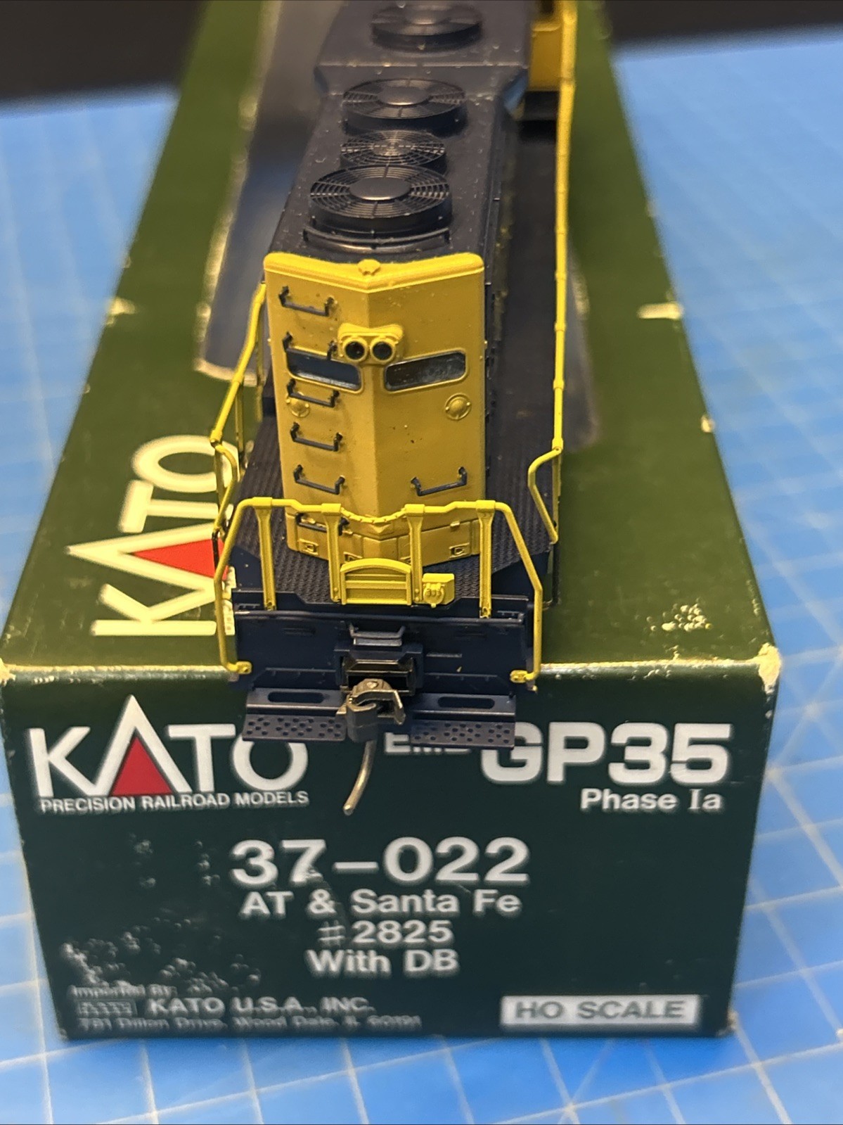 HO KATO 37-022 EMD GP35 PHASE 1a SANTA FE # 2825