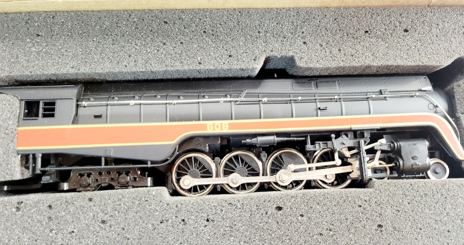 Bachmann Norfolk & Western 4-8-4 locomotive w smoke & Spectrum passenger cars HO