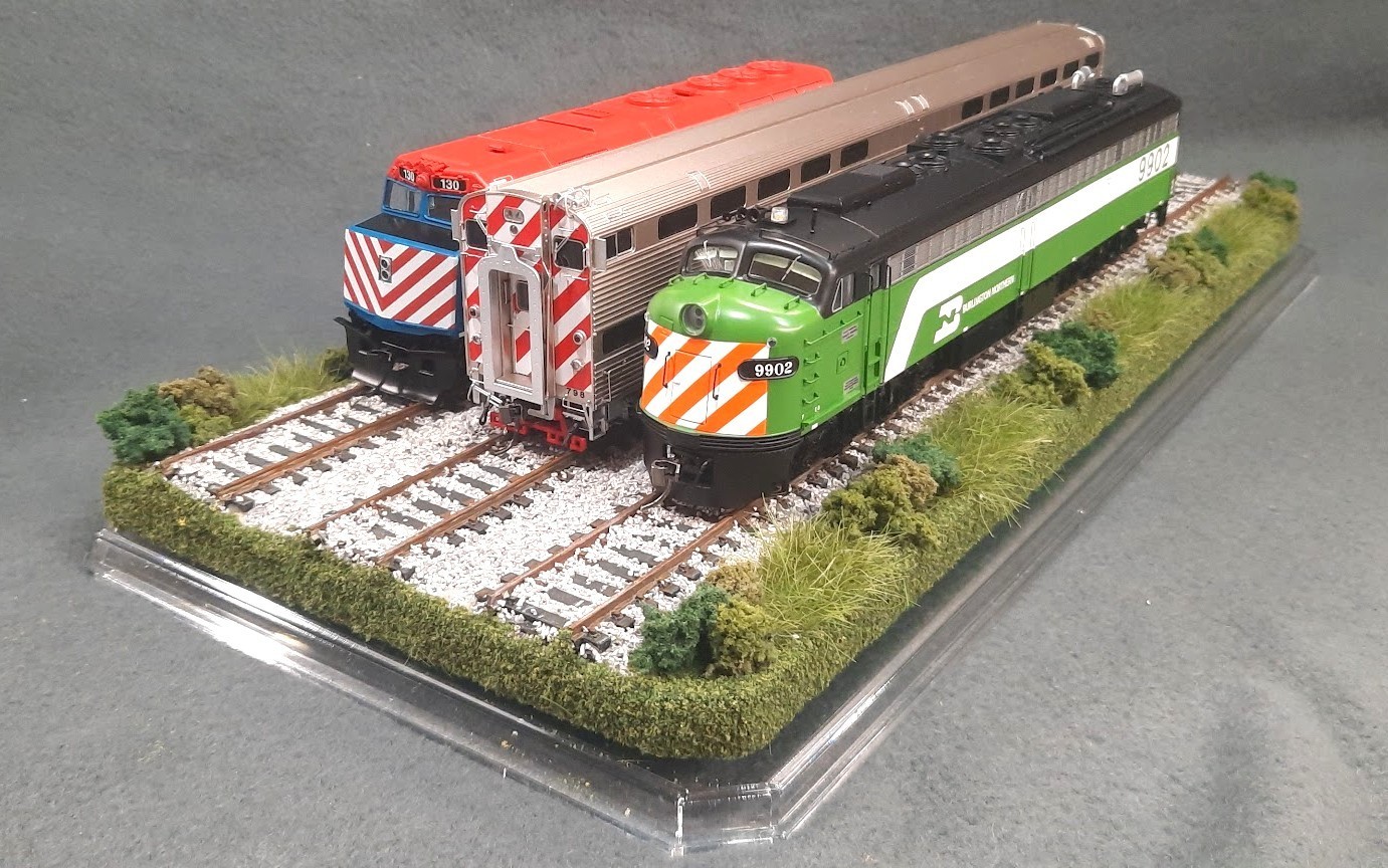 HO SCALE 16″ TRIPLE TRACK “SUMMER SCENE” – DISPLAY CASE – FOR ANY HO TRAIN