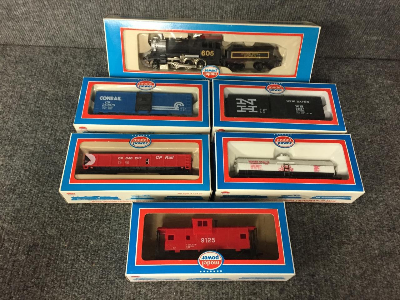 Model Scale HO Locomotive 2-6-0 with Tender Box Gondola Tank Caboose Train Cars