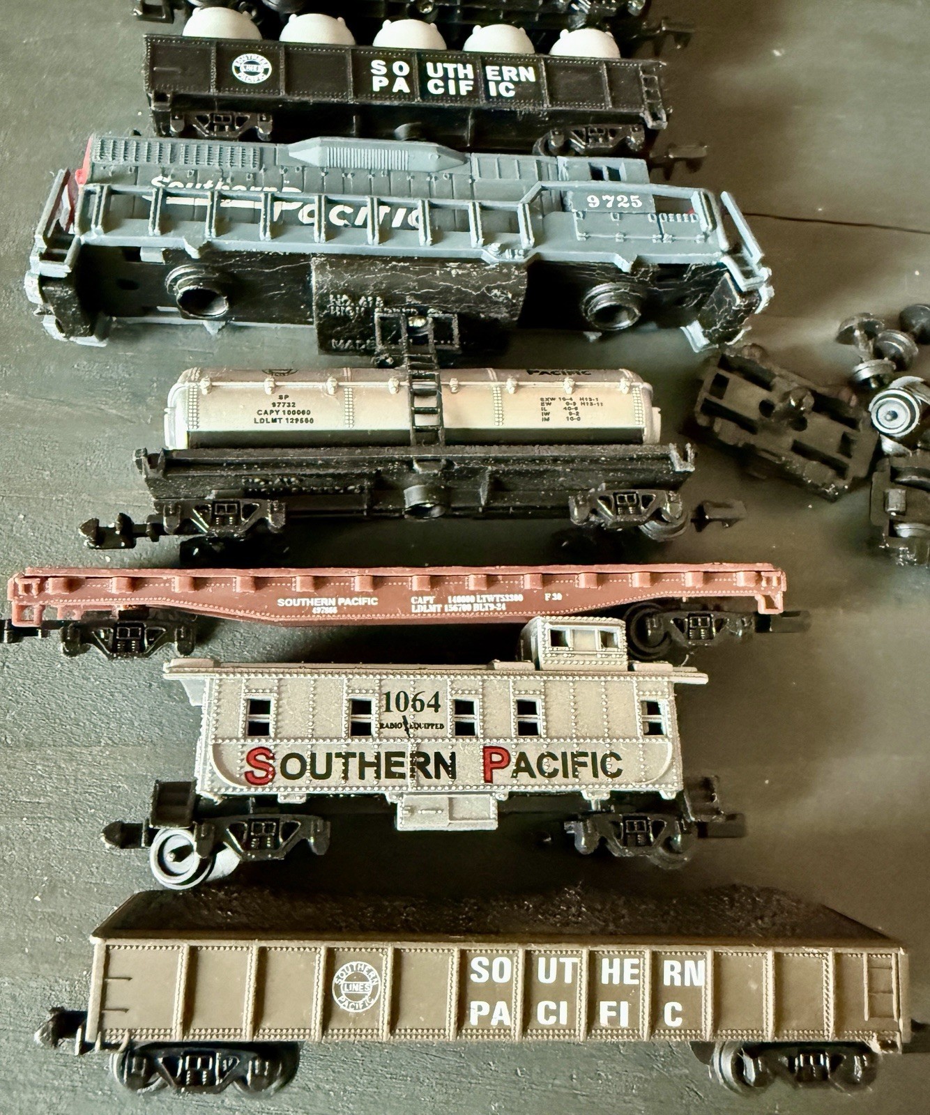 SOUTHERN PACIFIC LOCOMOTIVE ENGINES Cars Lot High Speed Toy Train & Parts