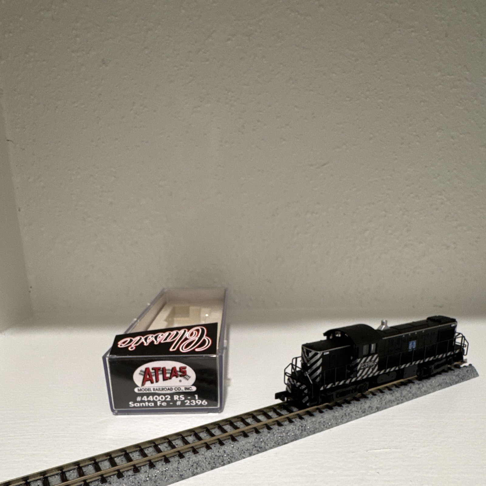 Atlas N RS-1 Diesel Locomotive Santa Fe 2396 Analog DC MPN 44002 Zebra