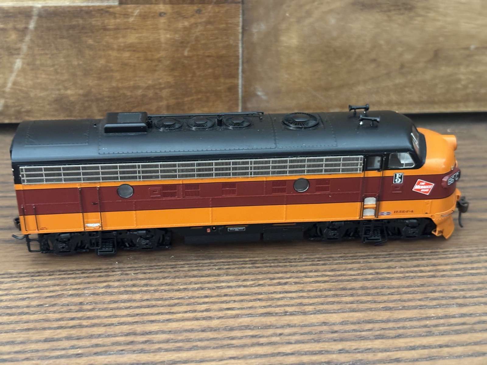 Athearn Genesis HO Scale Milwaukee Road AB Diesel Locomotive Set Runs Rough