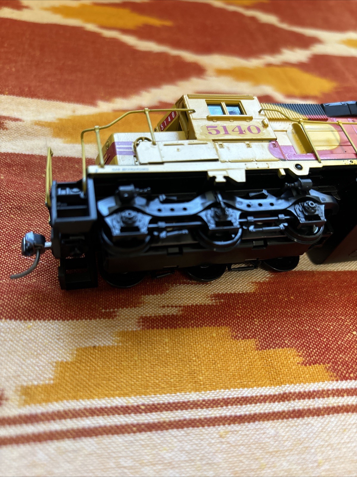 Santa Fe 5140 Red & Yellow, HO Used Locomotive