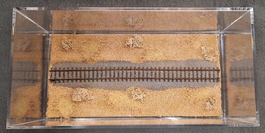 N SCALE -SINGLETRACK 8″ -DISPLAY CASE -“DESERT SCENE” FOR ANY N TRAINS