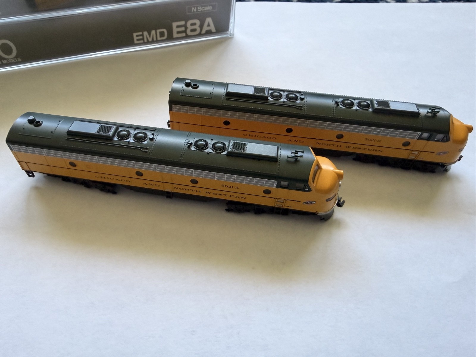 🚂 KATO N SCALE CHICAGO & NORTHWESTERN CNW EMD E8 DIESEL LOCO PAIR 5021A 5021B