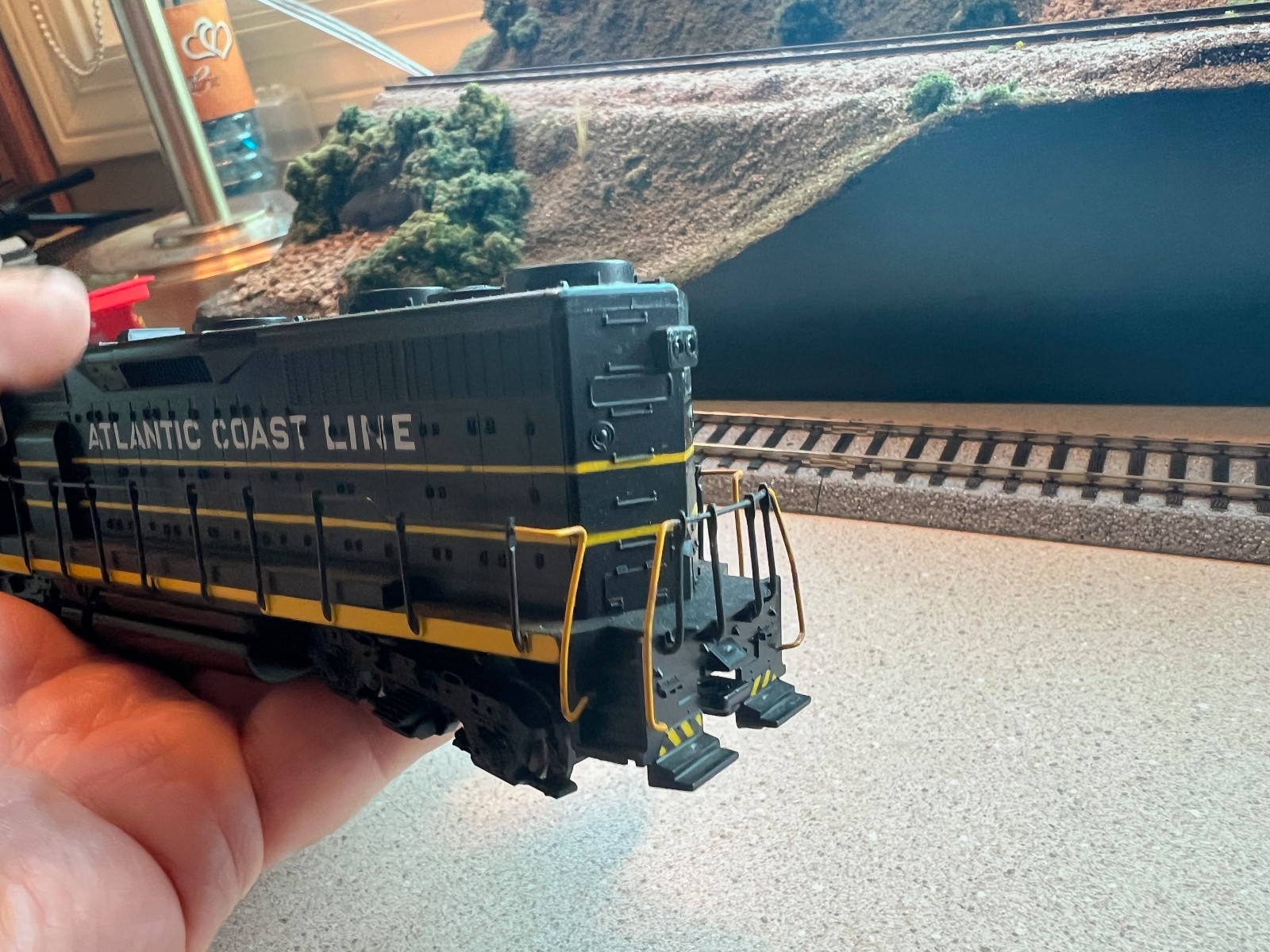 ATHEARN ~ SEABOARD GP-35 POWERED LOCOMOTIVE # 1415 HO SCALE RUns