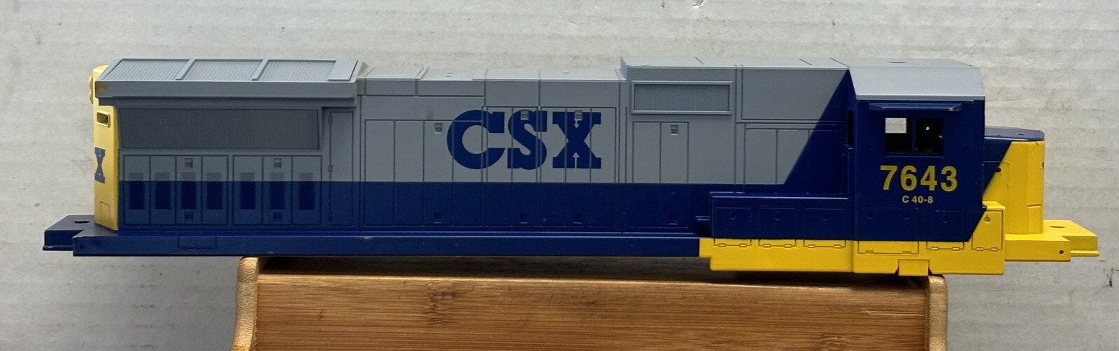 Lionel 6-18215 CSX #7643 SHELL ONLY C40-8