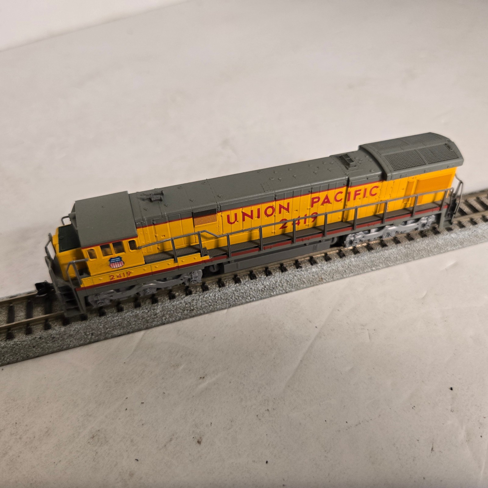 Kato 176-30C N Scale Union Pacific GE C30-7 Loco. Runs. Japan.