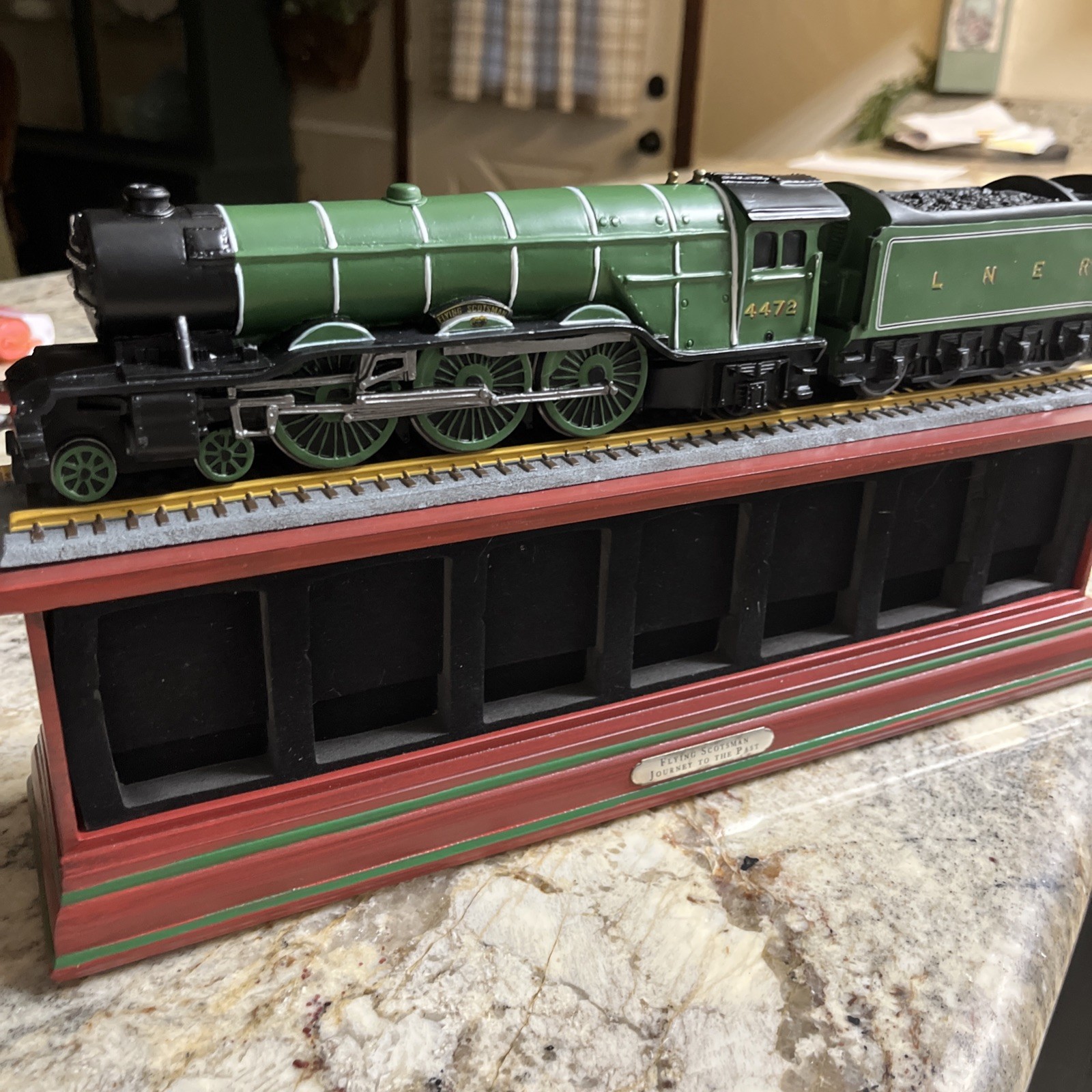 HORNBY R3086 LNER 4472 FLYING SCOTSMAN A1 CLASS 4-6-2 MODEL This is stationary .
